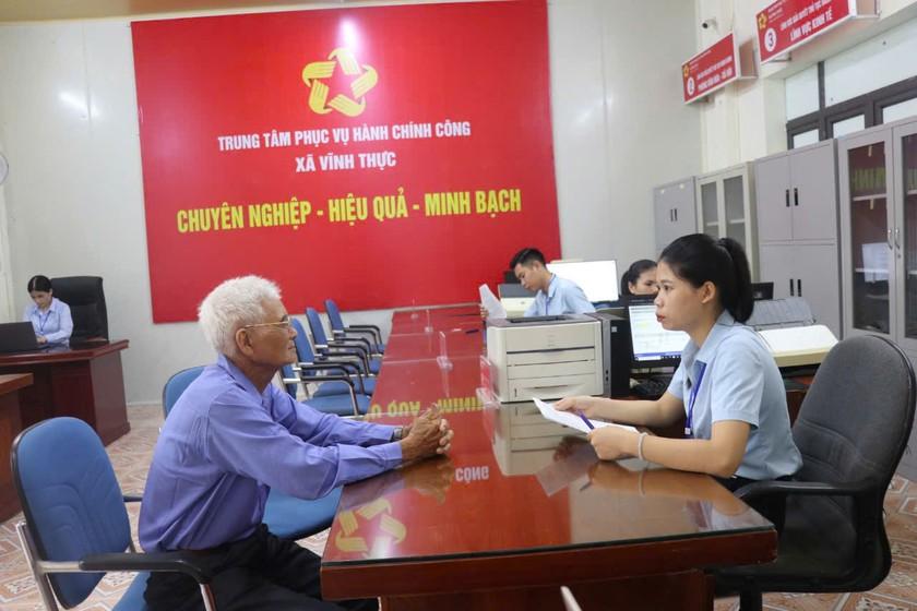 Người dân đến làm thủ tục hành chính công tại xã Vĩnh Thực, Quảng Ninh.