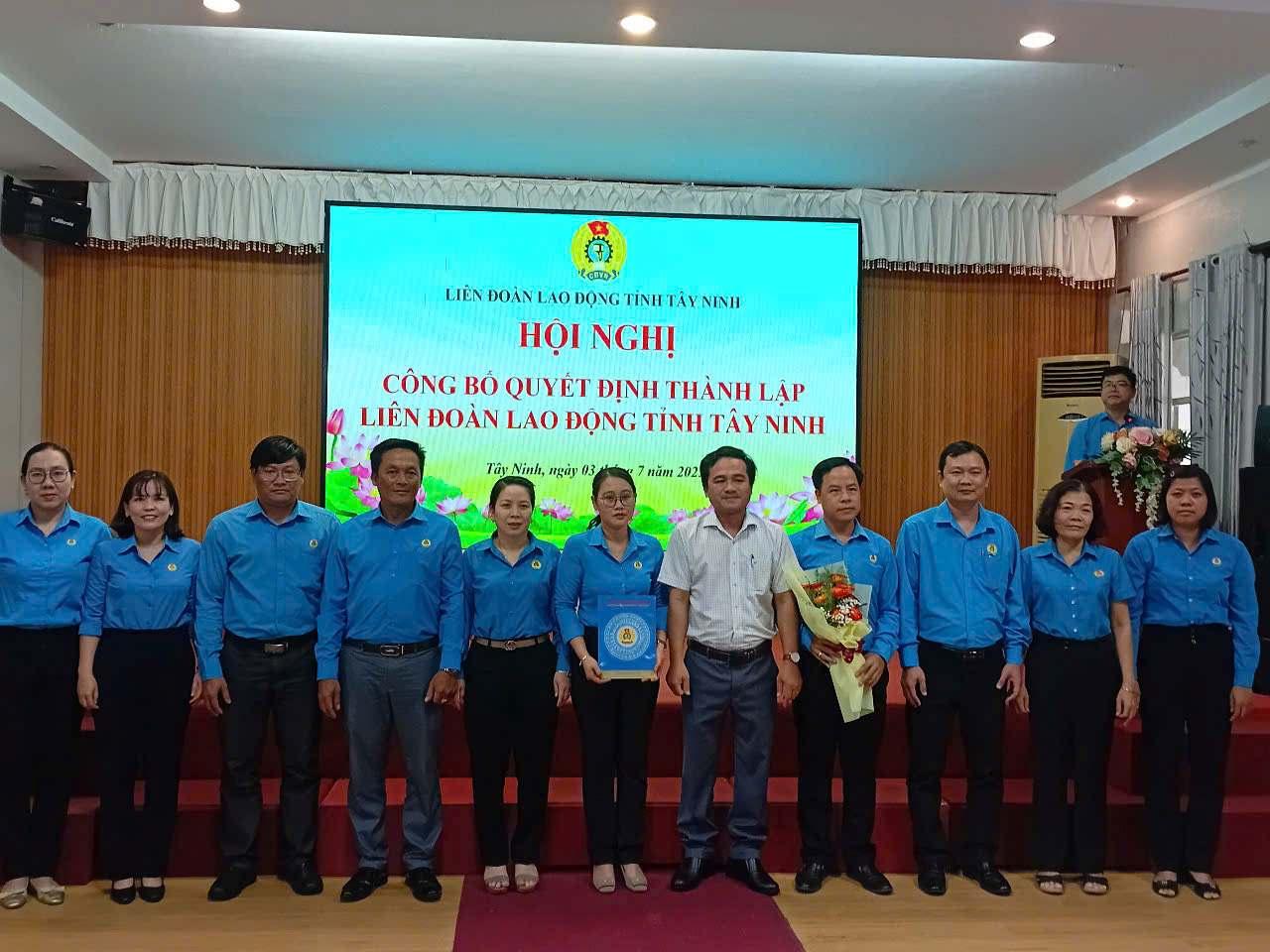 Trao Quyết định thành lập Ủy ban Kiểm tra LĐLĐ tỉnh Tây Ninh. Ảnh: Kỳ Quan