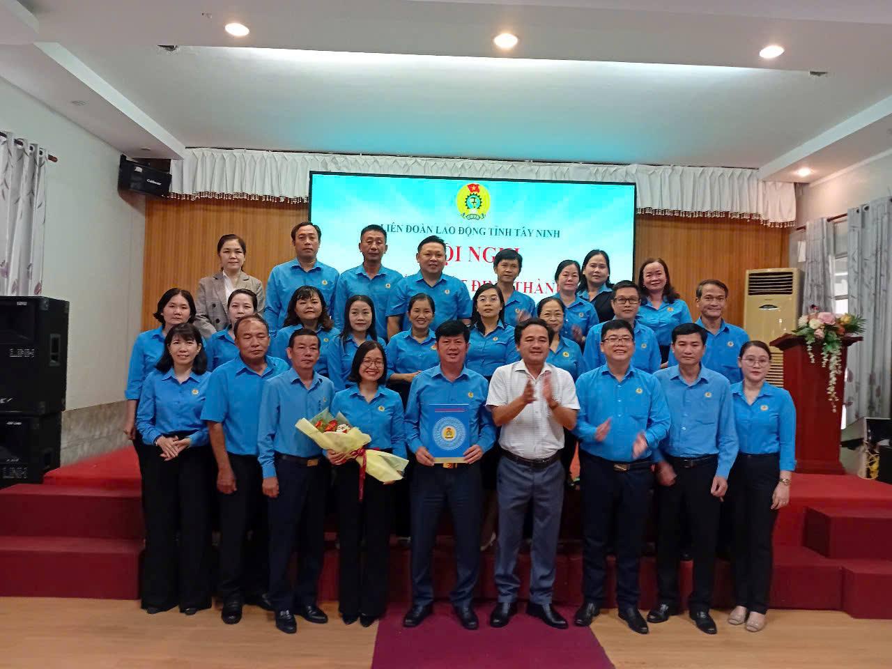 Phó Trưởng ban Tổ chức Tỉnh ủy Tây Ninh - Võ Thanh Phong (áo trắng) trao Quyết định thành lập LĐLĐ tỉnh Tây Ninh. Ảnh: Kỳ Quan