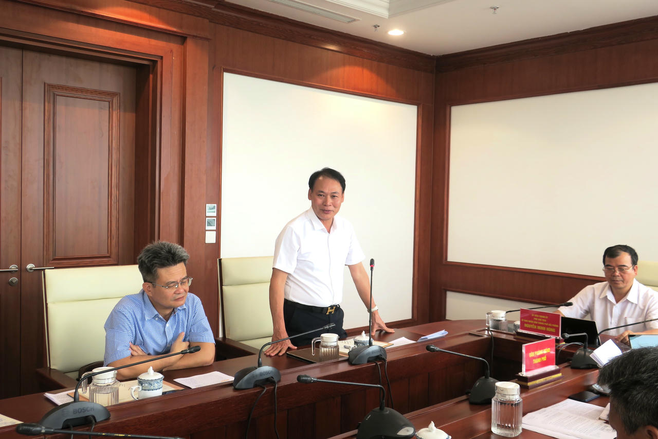 Giám đốc Sở Y tế TP Hải Phòng Lê Minh Quang báo cáo tại cuộc làm việc với lãnh đạo TP Hải Phòng