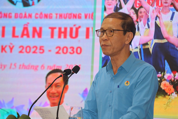 Phó Chủ tịch Công đoàn Công thương Việt Nam ông Vũ Trường Sơn thông tin về kết quả hoạt động công đoàn 6 tháng đầu năm 2025. Ảnh: Phương Linh