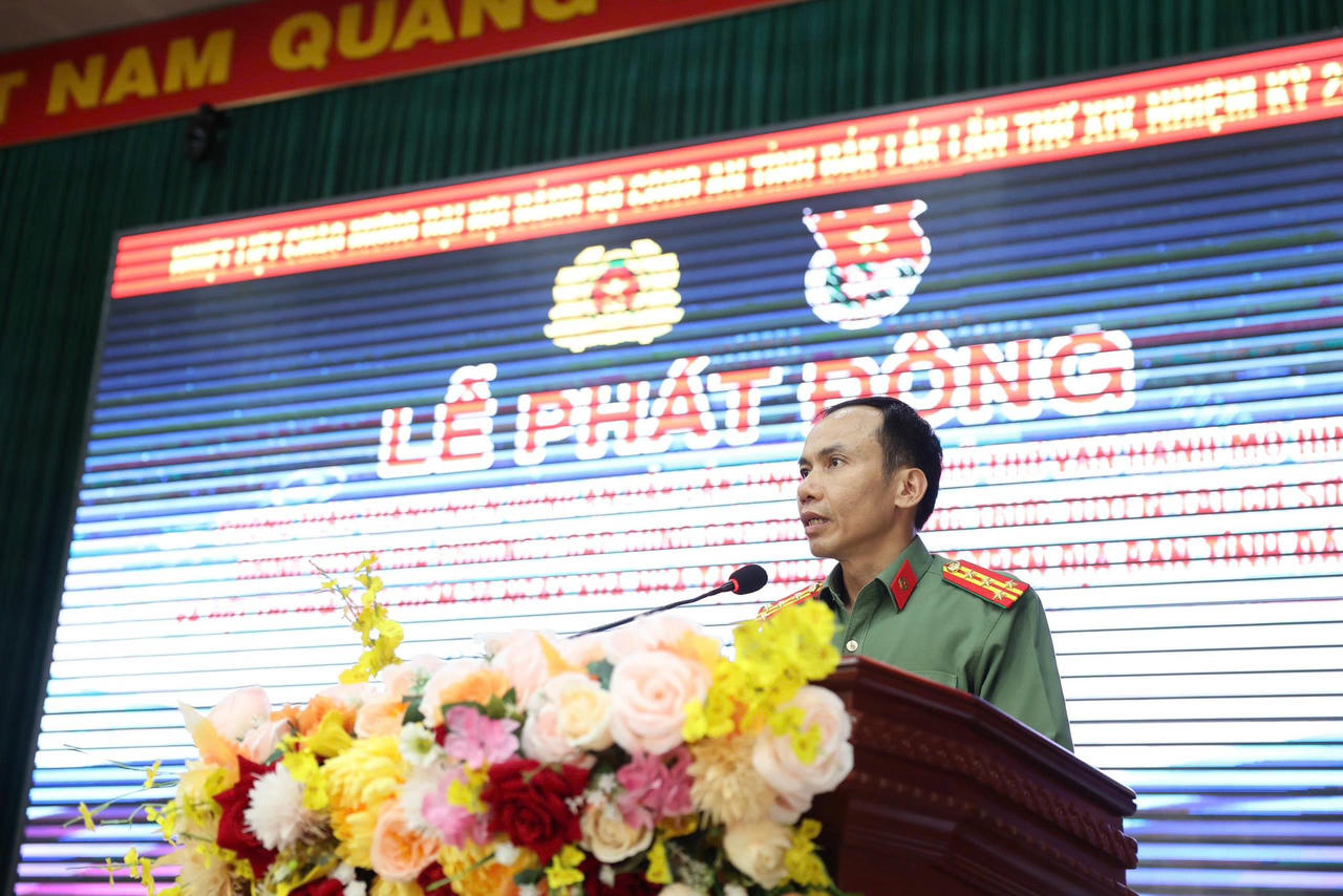 Đại tá Trần Quang Hiếu - Phó Giám đốc Công an tỉnh Đắk Lắk biểu dương tinh thần của cán bộ chiến sĩ công an tỉnh. Ảnh Công an Đắk Lắk