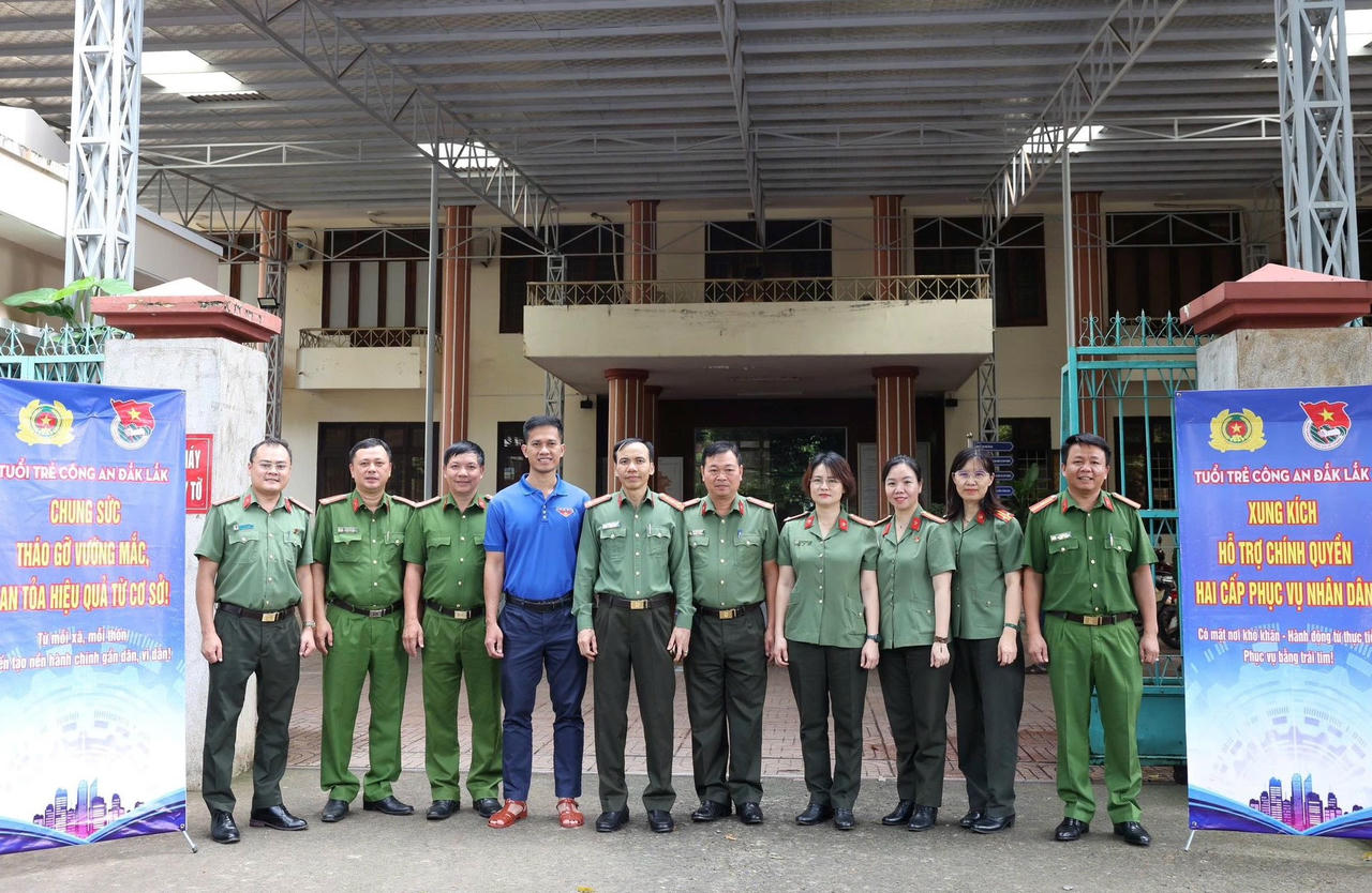 Tuổi trẻ Công an Đắk Lắk xung kích hỗ trợ chính quyền địa phương 2 cấp. Ảnh Công an Đắk Lắk