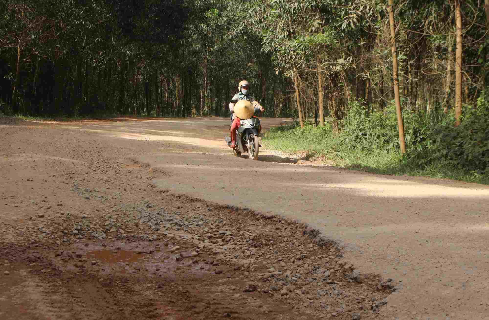 Bề mặt của tuyến Tỉnh lộ 9 bị cày nát, các phương tiện đi lại gặp nhiều khó khăn, nguy hiểm. Ảnh: Nguyễn Luân
