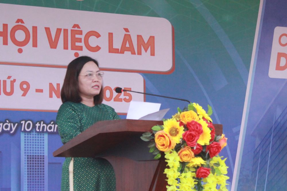 Bà Nguyễn Thị Thu Hương – Phó Giám đốc Sở Nội vụ phát biểu tại lễ khai mạc. Ảnh: Trần Thi