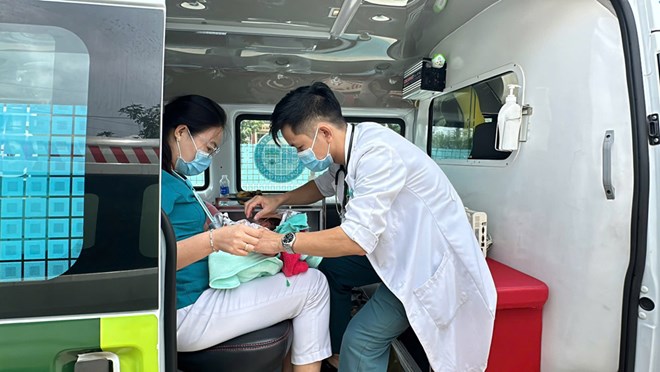 Vượt hơn 100km đến biên giới cấp cứu bé sơ sinh ở Lào