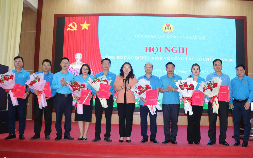 Chủ tịch Ủy ban MTTQ Việt Nam tỉnh và Thường trực LĐLĐ tỉnh Lào Cai trao quyết định bổ nhiệm Chủ tịch công đoàn cơ sở xã, phường mới thành lập. Ảnh: Huyền Thúy