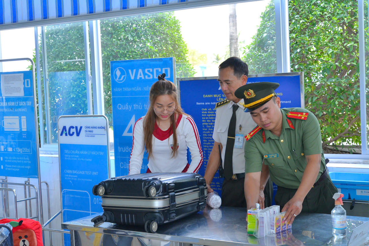 Cán bộ Đội An ninh hàng không Cà Mau tiến hành kiểm tra hành lý của hành khách trước khi lên máy bay.