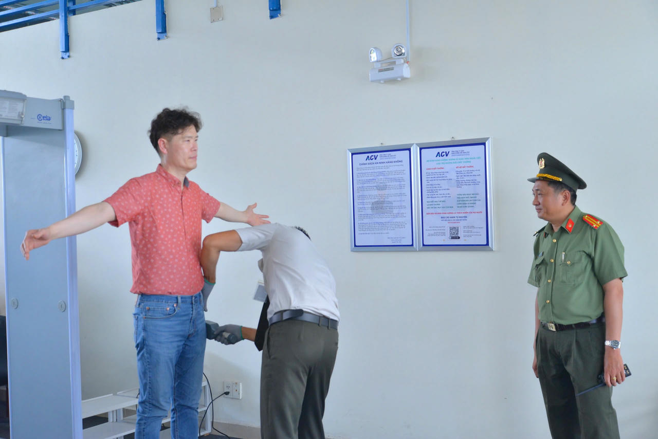 Lực lượng an ninh sân bay Cà Mau thực hiện kiểm soát, soi chiếu an ninh đối với hành khách trước khi lên máy bay.