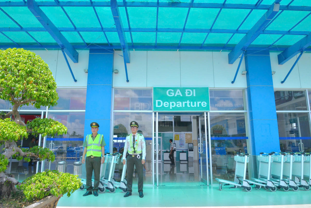 Lực lượng làm nhiệm vụ bảo đảm an ninh, trật tự tại khu vực Ga đi.