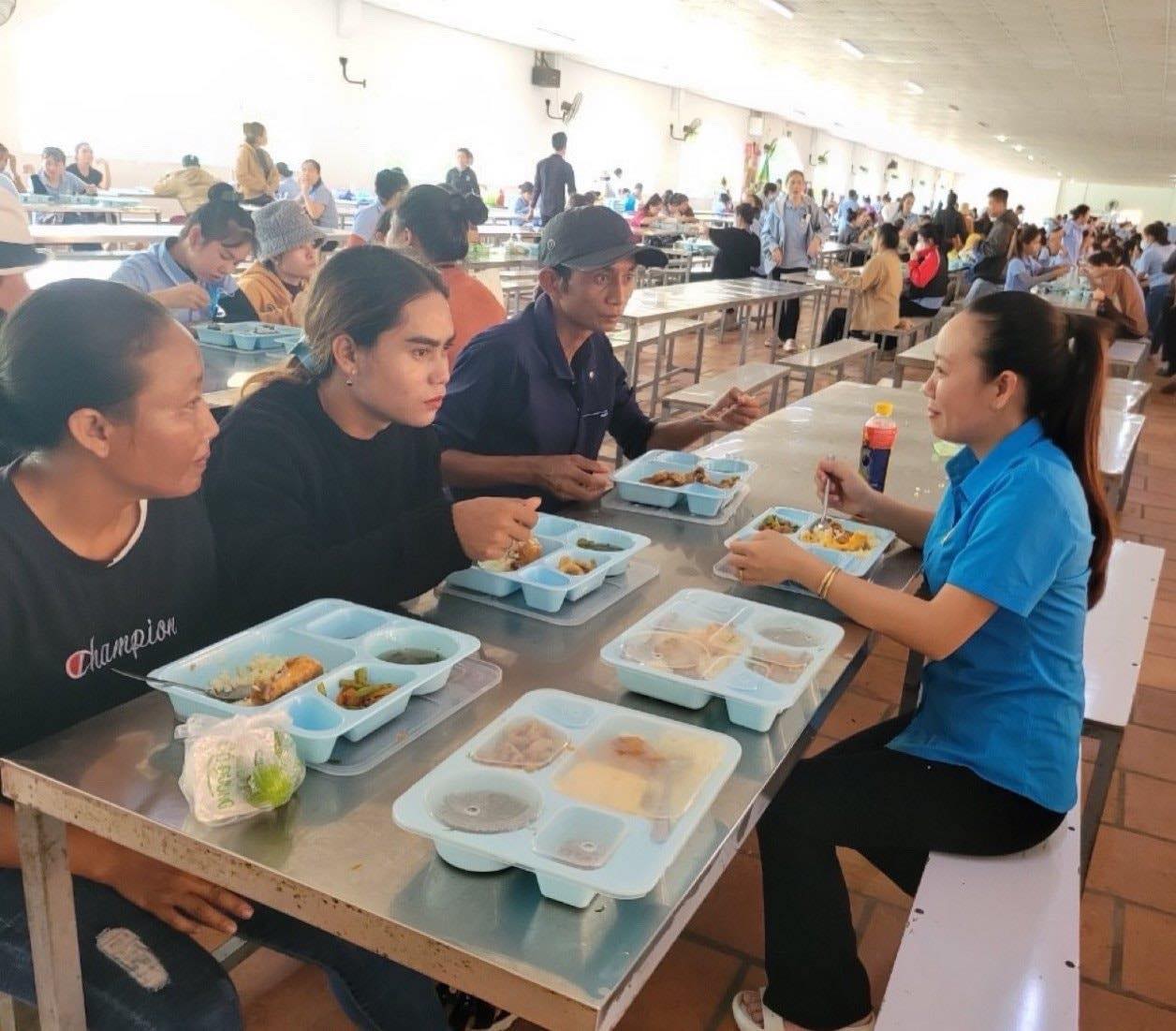 Cán bộ công đoàn ăn cơm cùng công nhân, lao động. Ảnh: Duy Tuấn