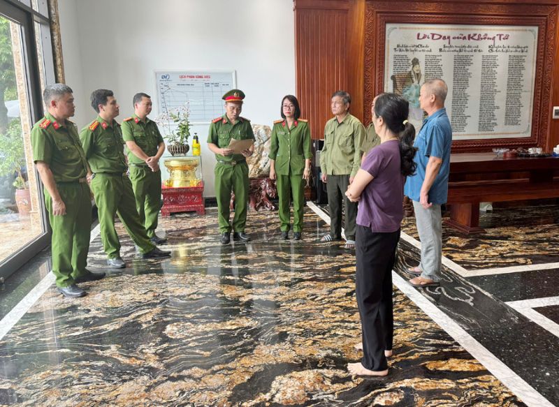 Cơ quan CSĐT Công an tỉnh Thanh Hóa (Phòng Cảnh sát hình sự) thi hành Lệnh khám xét khẩn cấp nơi ở của Bùi Quốc Ý. Ảnh: Công an Thanh Hóa