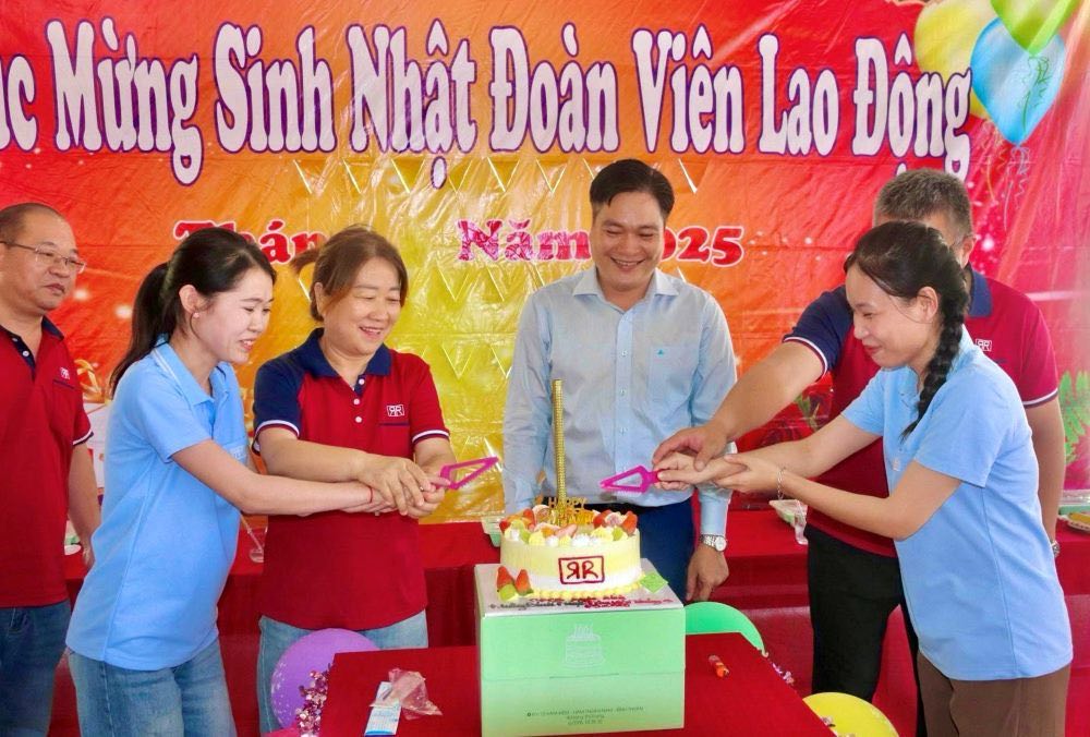 Công đoàn cơ sở trong Khu Công nghiệp Hàm Kiệm 2 tổ chức tiệc sinh nhật cho đoàn viên. Ảnh: Duy Tuấn