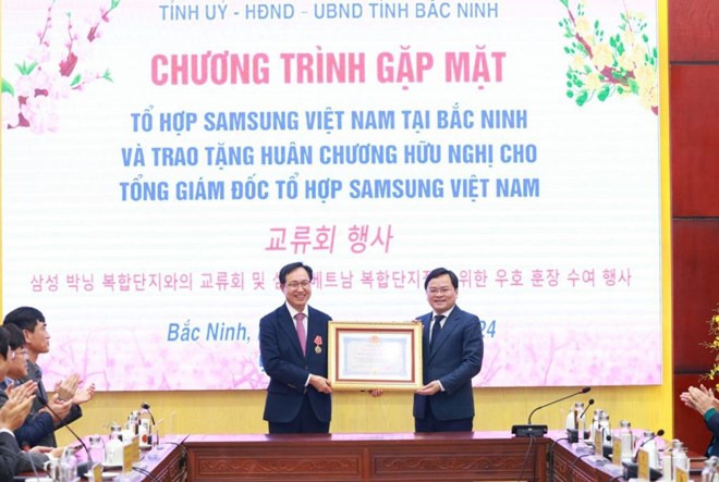 Trao Huân chương Lao động cho cựu Tổng Giám đốc Samsung Việt Nam