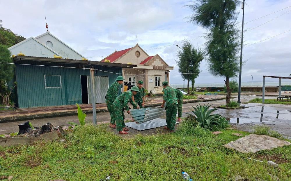Giúp dân dọn dẹp, khắc phục những thiệt hại nhỏ do bão số 3 gây ra