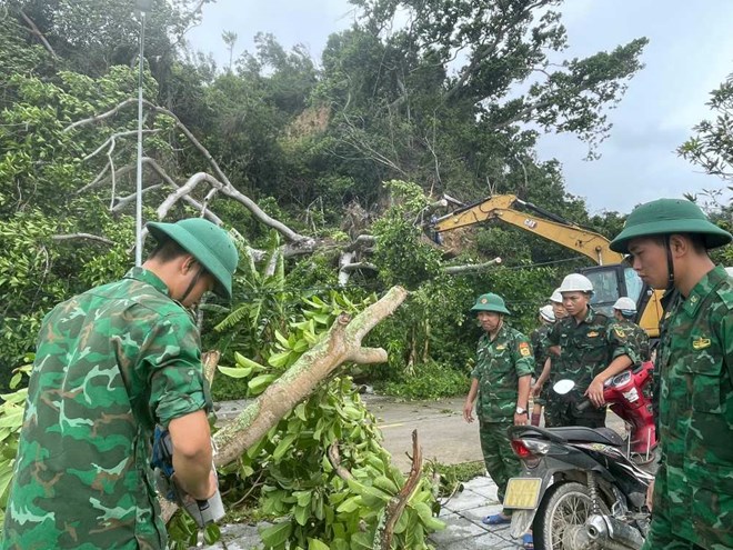 Bộ đội dọn dẹp cây đổ trên các tuyến đường ở Cô Tô do ảnh hưởng của bão số 3