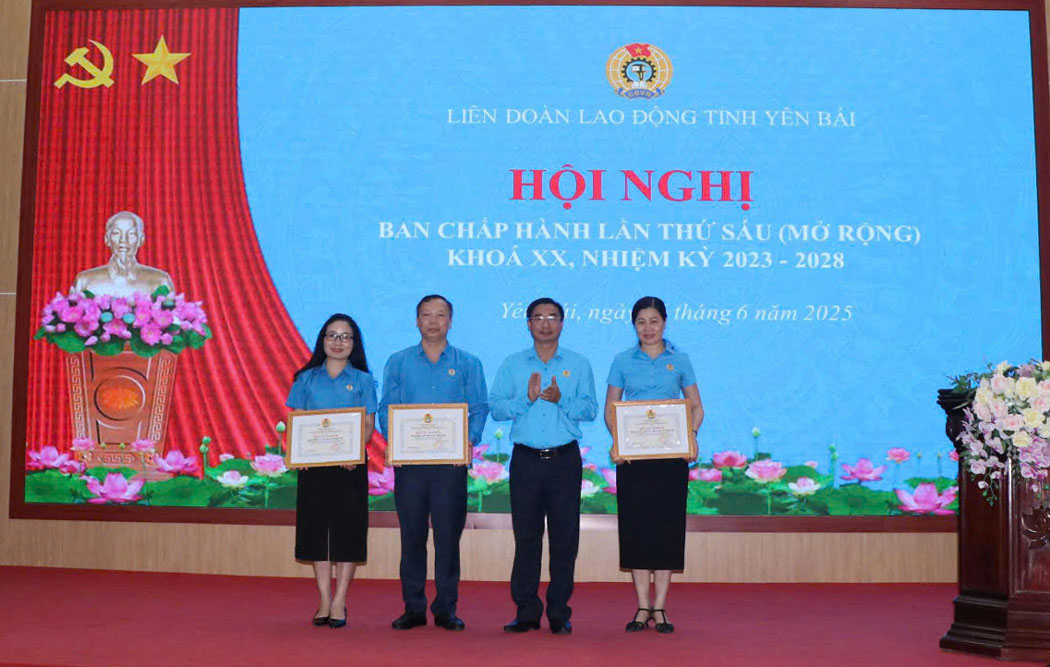 LĐLĐ tỉnh Lào Cai tặng bằng khen cho các tập thể đạt thành tích xuất sắc 6 tháng đầu năm 2025. Ảnh: Bảo Nguyên