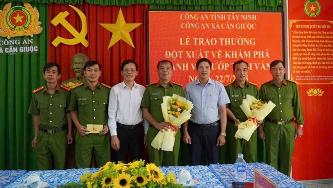 Thưởng nóng vụ bắt đối tượng dùng súng cướp tiệm vàng ở Tây Ninh