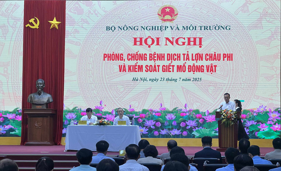 Hội nghị có sự tham gia của Cục Chăn nuôi và Thú y, Chi cục Chăn nuôi và Thú y các tỉnh, do Thứ trưởng Bộ Nông nghiệp và Môi trường Phùng Đức Tiến chủ trì. Ảnh: Đinh Hiệp.