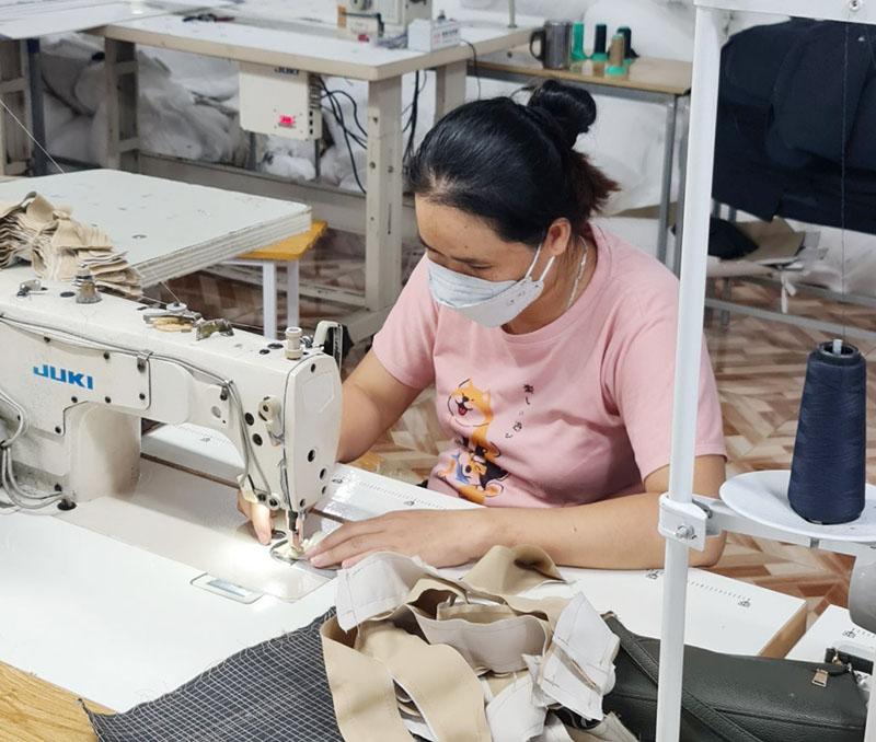 Chị Nhung luôn sẵn sàng làm thêm mỗi ngày để cuối tuần được nghỉ nhiều hơn. Ảnh: Mạnh Cường.