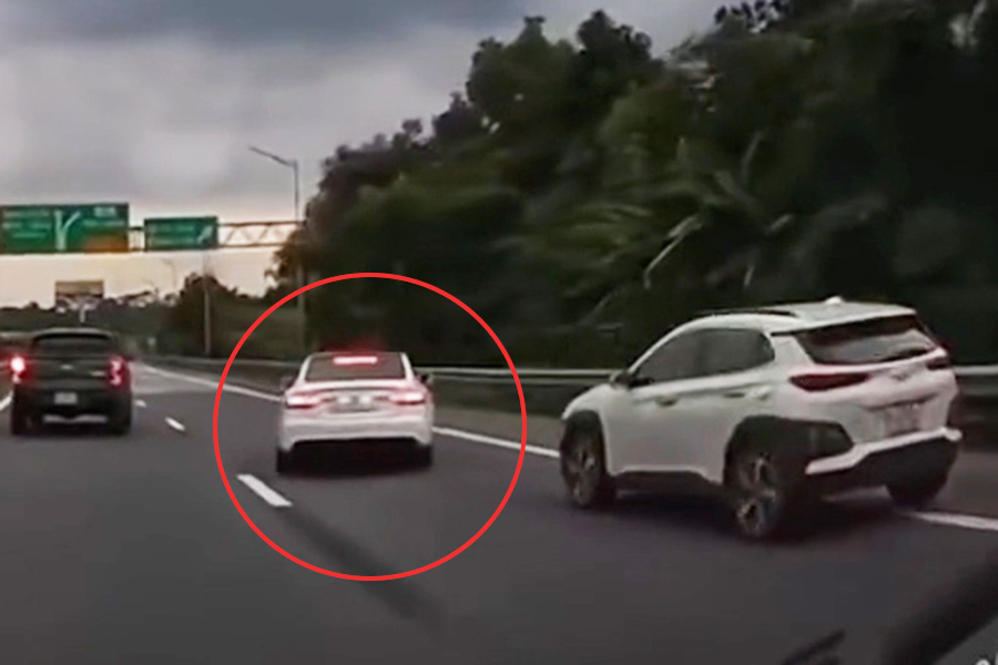 Chiếc xe Audi (khoanh tròn) lạng lách, chèn ép các xe khác trên cao tốc. Ảnh: Cục CSGT