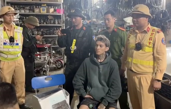 Rapper Bình Gold bất hợp tác với công an khi bị chặn ô tô Audi làm việc