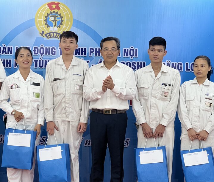 Phó Chủ tịch LĐLĐ Thành phố Nguyễn Chính Hữu trao hỗ trợ cho người lao động khó khăn. Ảnh: Kiều Vũ