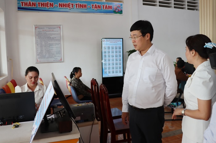 Lãnh đạo Trung tâm Phục vụ hành chính công phường Hồng Ngự thông tin với Bí thư Tỉnh ủy Lê Quốc Phong về hoạt động của Trung tâm. Ảnh: Cổng thông tin điện tử Đồng Tháp.