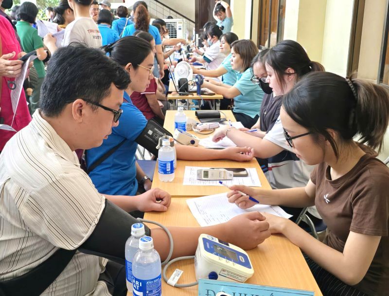 Đoàn viên, người lao động được kiểm tra sức khỏe trước khi tham gia hiến máu tình nguyện. Ảnh: Nam Dương