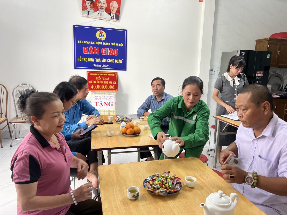 Niềm vui đón khách trong ngôi nhà mới của chị Ngọc. Ảnh: Kiều Vũ