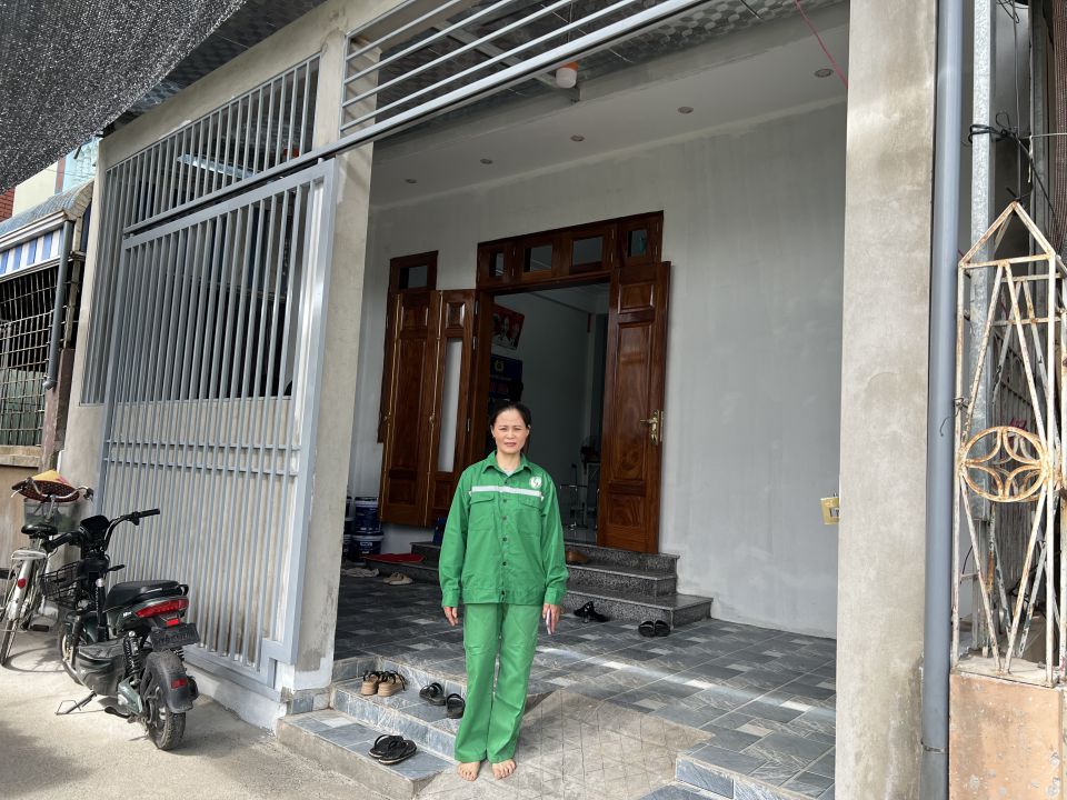 Chị Ngọc trước ngôi nhà Mái ấm Công đoàn. Ảnh: Kiều Vũ