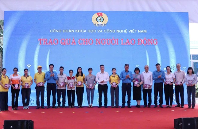 Chăm sóc lao động hướng về đời sống tinh thần
