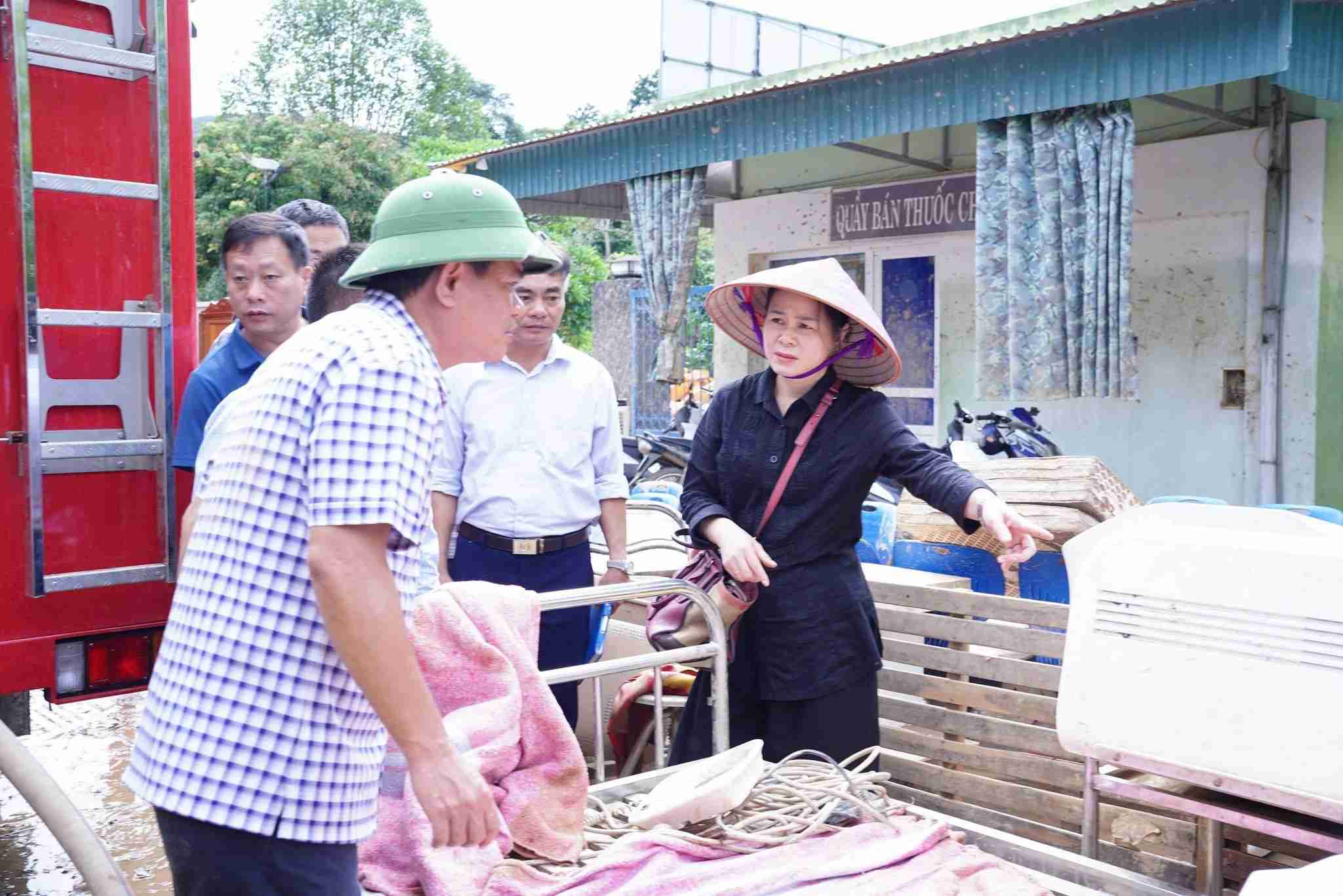 Giám đốc Sở Y tế Nghệ An Lê Thị Hoài Chung chỉ đạo công tác khắc phục hậu quả mưa lũ tại khu mực miền núi phía Tây. Ảnh: Ngọc Anh