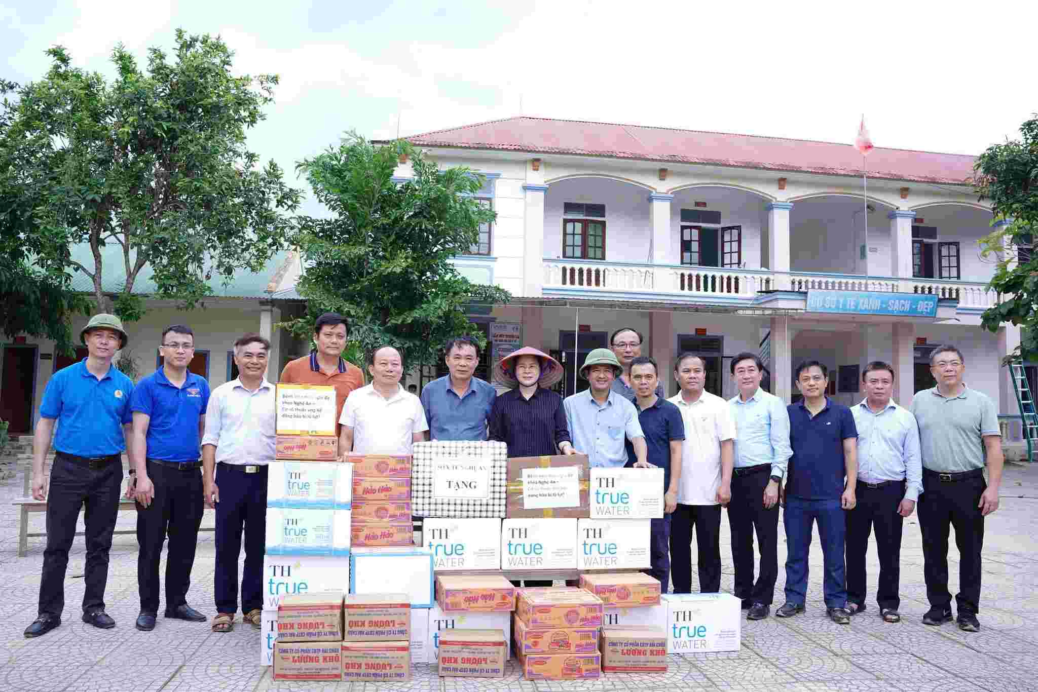 Đoàn công tác Sở Y tế Nghệ An trao quà hỗ trợ công tác khắc phục hậu quả mưa lũ. Ảnh: Ngọc Anh