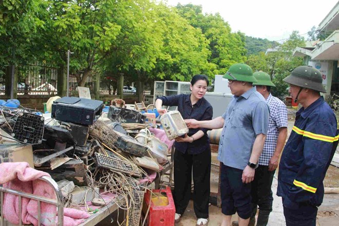 Ngành y tế Nghệ An kịp thời hỗ trợ các cơ sở vùng rốn lũ miền Tây