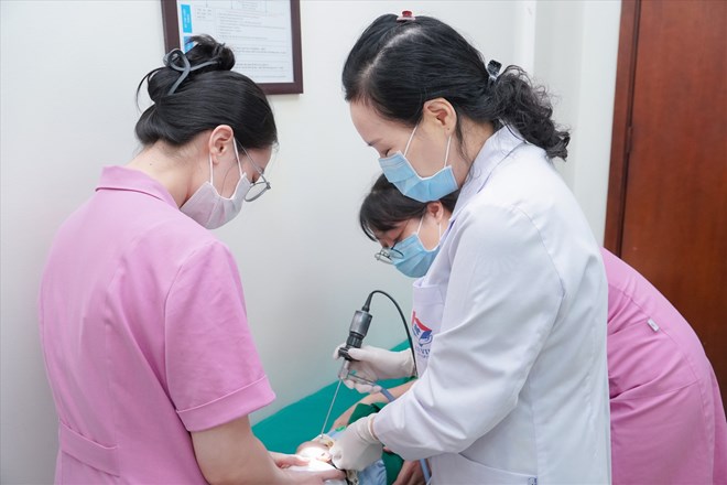 PGS.TS Nguyễn Thị Hoài An, Giám đốc Bệnh viện An Việt thăm khám cho người bệnh. Ảnh: Hải Phạm