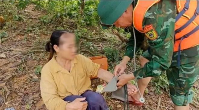 Giải cứu người phụ nữ mắc kẹt gần 1 tuần do mưa lũ, phải ăn lá cây để cầm cự