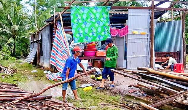 Nhà sập, tốc mái sau cơn lốc xoáy xảy ra tại xã Vĩnh Phước, tỉnh Cà Mau. Ảnh: Người dân cung cấp
