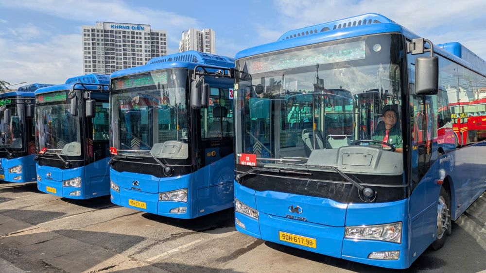 TPHCM đưa vào vận hành đồng loạt 27 tuyến xe buýt điện thân thiện môi trường. Ảnh: Anh Tú