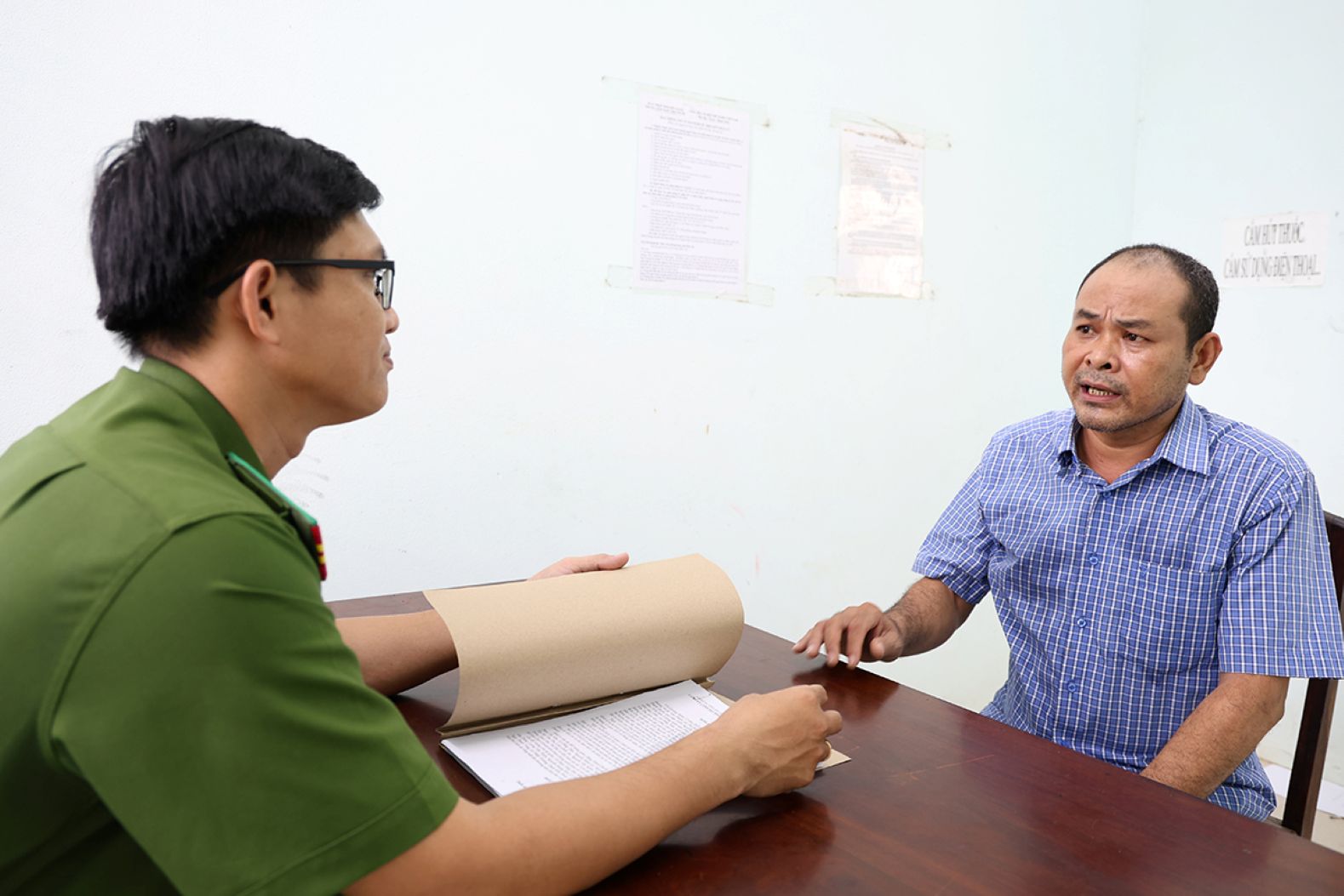 Tại Cơ quan Công an, đối tượng Chau Quanh khai nhận về “Lừa đảo chiếm đoạt tài sản”. Ảnh: Vũ Tiến