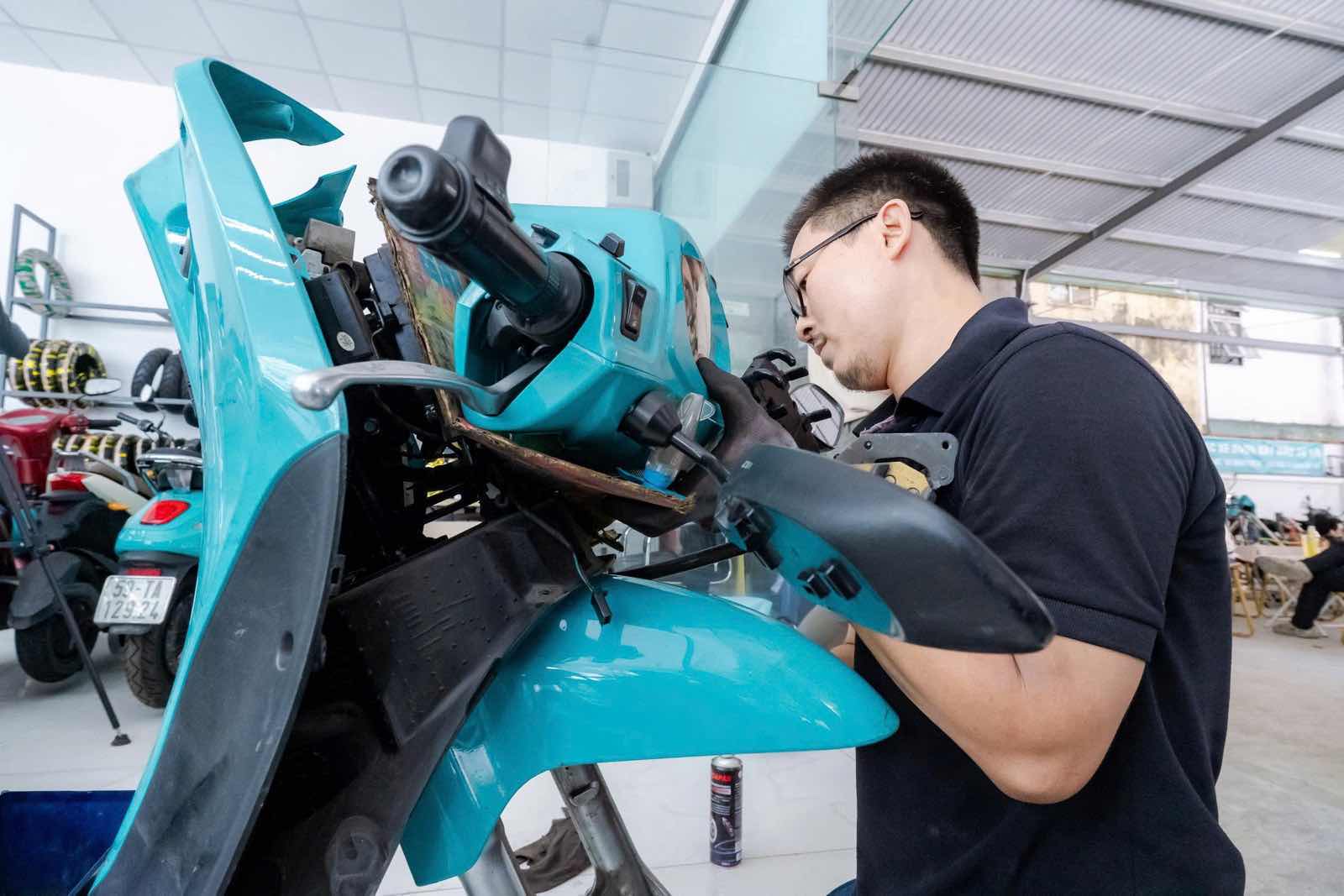 Một số cơ sở cũng hỗ trợ sửa chữa xe máy điện cơ bản như thay lốp, thay vỏ, kiểm tra hệ thống điện. Ảnh: Anh Tú