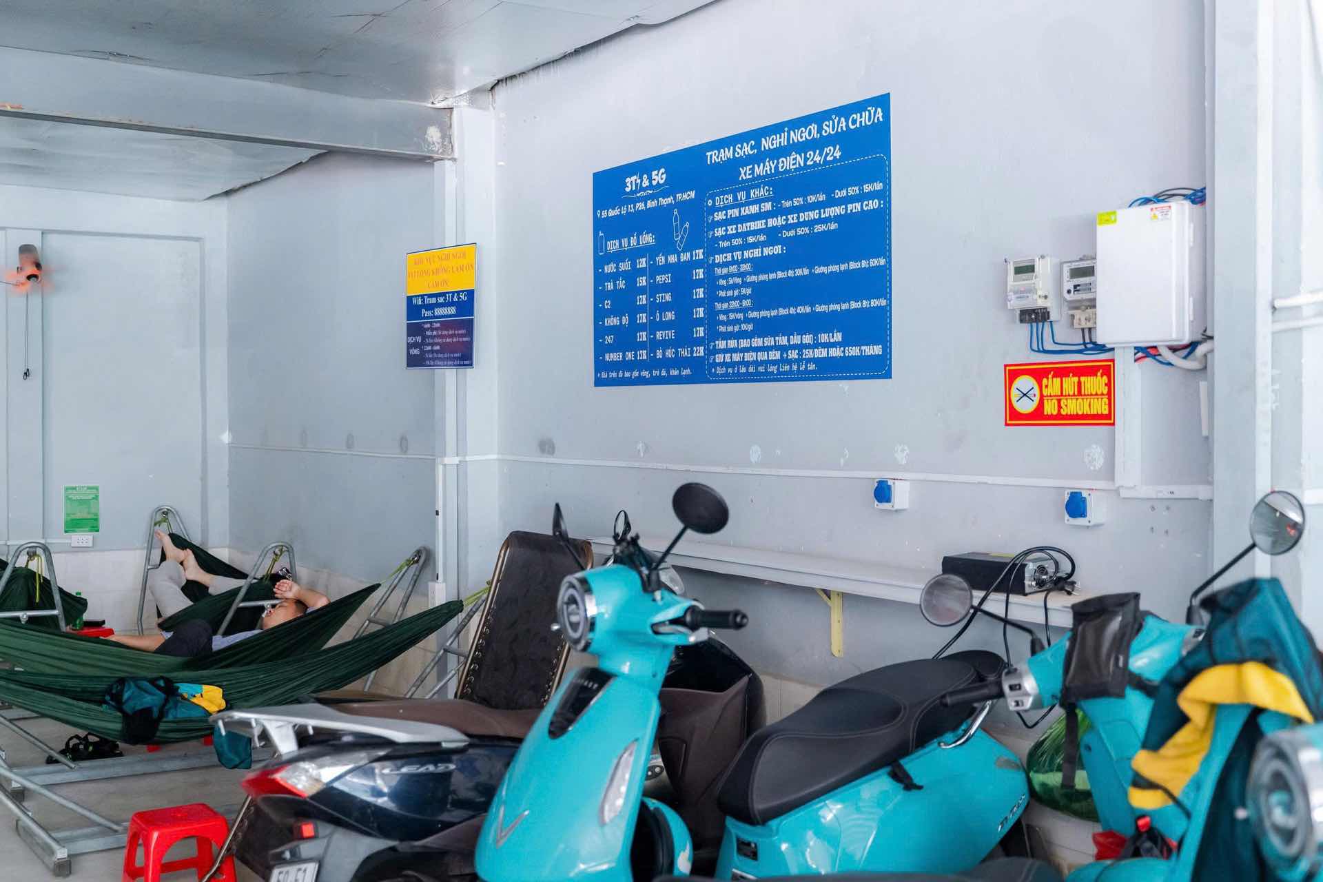 Các tài xế tranh thủ nghỉ ngơi trong khi sạc xe. Ảnh: Lý Linh