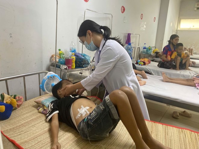Hành trình vượt 100km giành sự sống cho bé gái mắc bệnh tan máu bẩm sinh ở Đắk Lắk