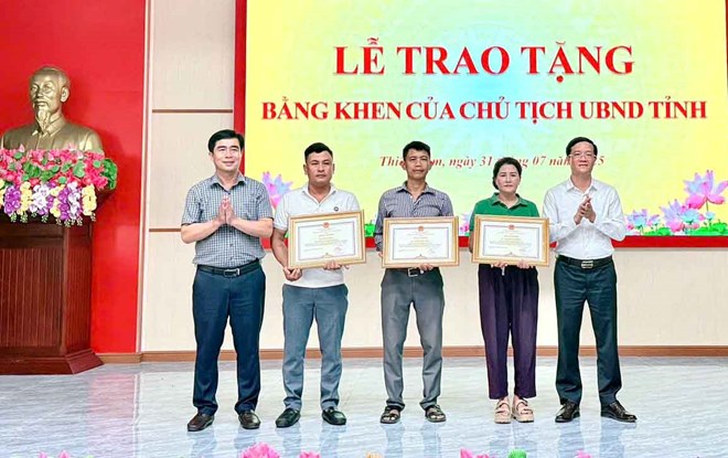Khen thưởng 3 công dân dũng cảm cứu người vụ chìm tàu du lịch