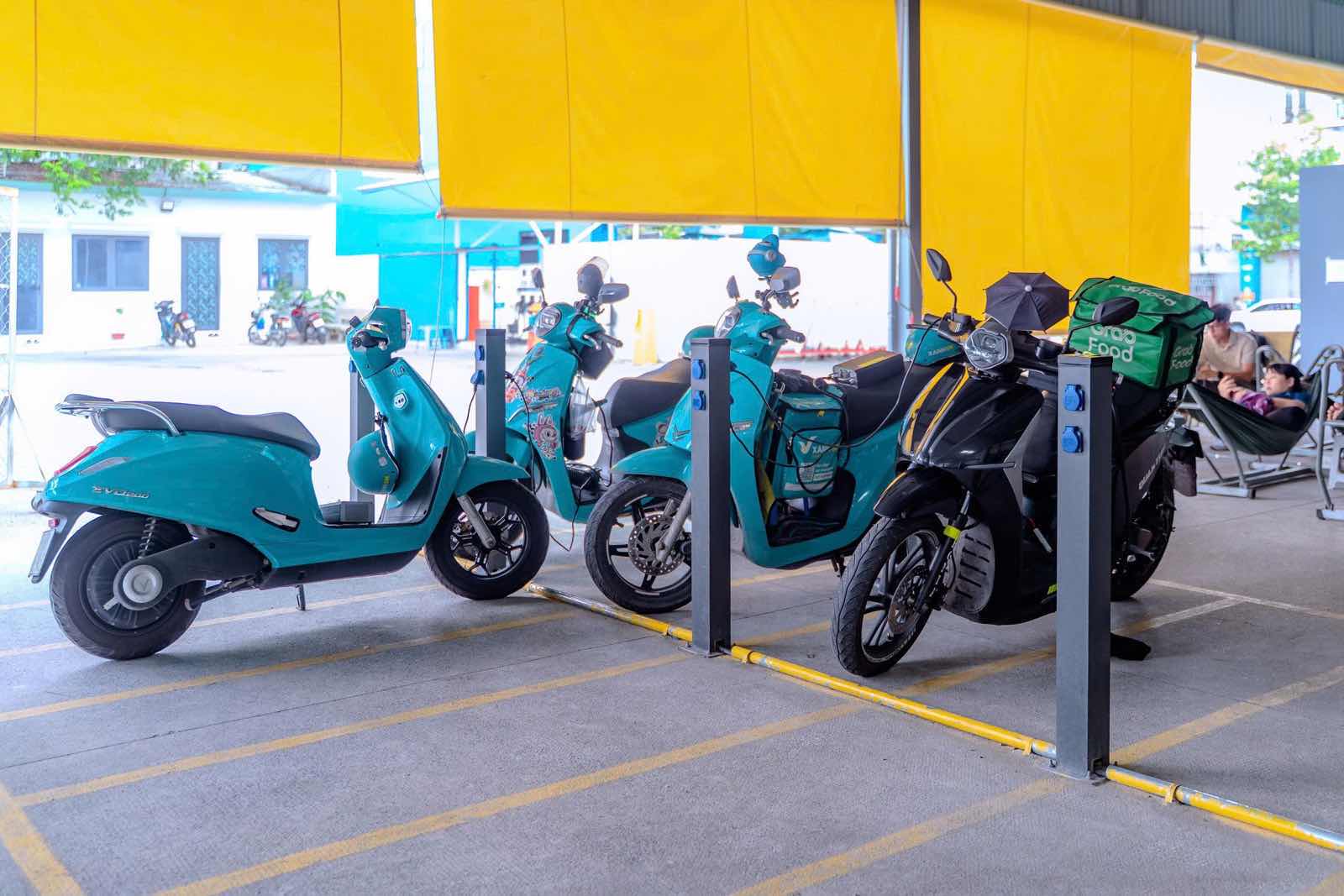 Mỗi cơ sở được trang bị từ 8 đến hơn 15 trụ sạc. Ảnh: Anh Tú