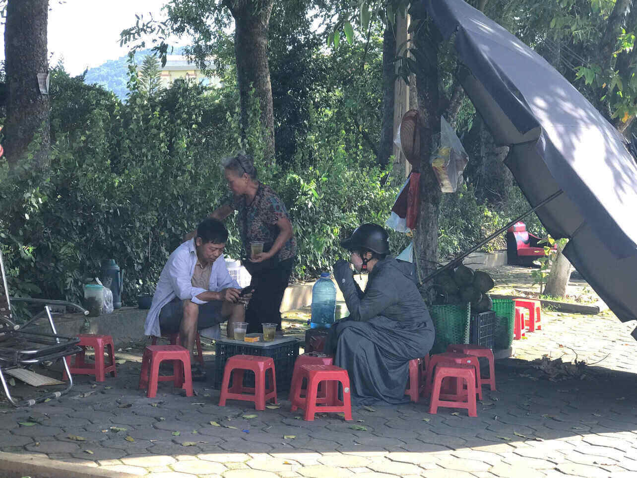 Cô Hạnh (gần 70 tuổi) bày hàng nước mưu sinh bên lề đường gần bến xe TP Hòa Bình cũ. Ảnh: Yên San