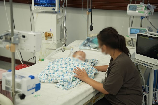 Bé trai 15 tháng tuổi phải nhập viện cấp cứu vì uống phải tinh dầu đuổi muỗi