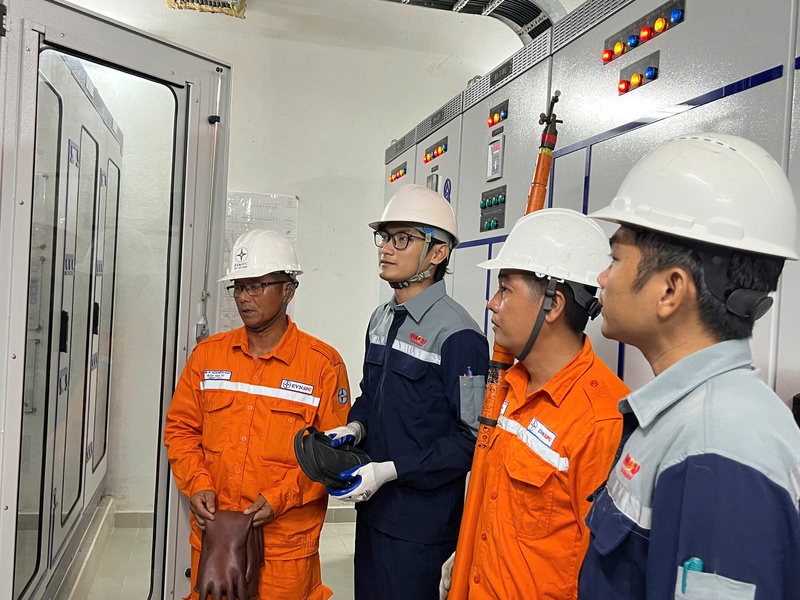 Công nhân Công ty Điện lực Tây Ninh kiểm tra, trao đổi với khách hàng về sử dụng điện tiết kiệm, an toàn