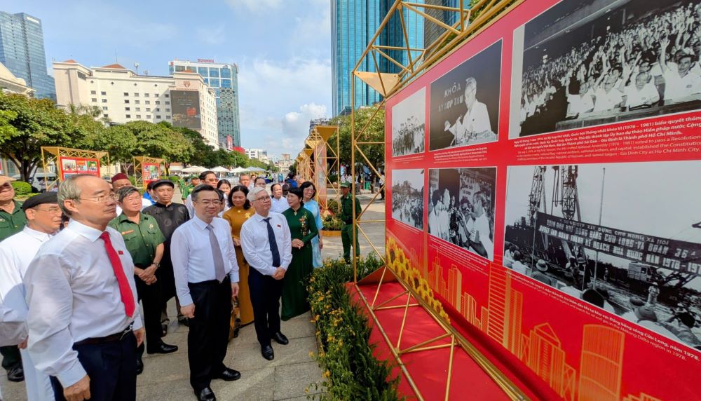 Đoàn đại biểu tham quan triển lãm diễn ra tại khu vực đi bộ đường Nguyễn Huệ và đường Đồng Khởi (phường Sài Gòn, TPHCM). Ảnh: Anh Tú