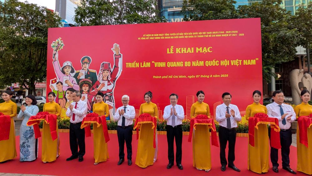 Các đại biểu cắt băng khánh thành triển lãm. Ảnh: Anh Tú